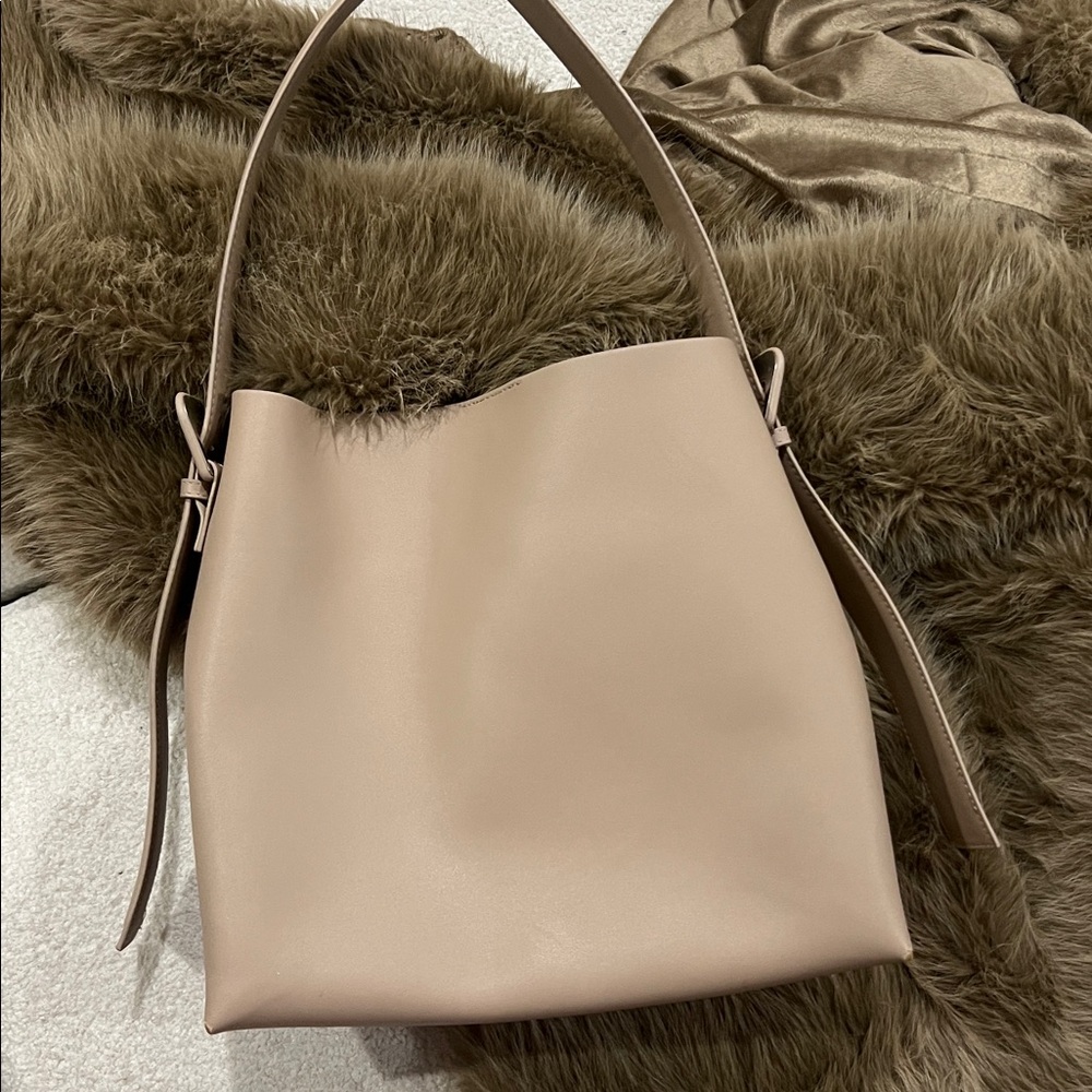 Mango Cream Shoulder Bag - Picture 2 of 4